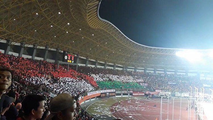 CĐV chủ nhà Indonesia tiếp đón nồng nhiệt cầu thủ Palestine.