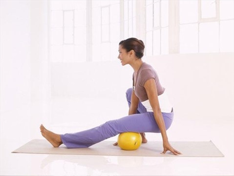 5 động tác với bóng cho thân hình chữ S. Động tác 1: Massage chân