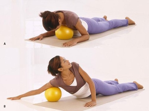 5 động tác với bóng cho thân hình chữ S. Động tác 2: Massage vòng 1