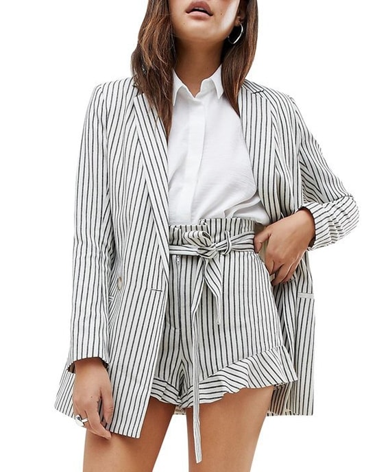 Những bộ suit được kết hợp giữa áo blazer đi cùng quần short được ra đời giữa không khí giao thời của mùa xuân hè và thu đông. Quần short là thứ còn vương vấn lại của mùa hè sôi động và áo vest mỏng là phục trang được ưa chuộng khi thu về.