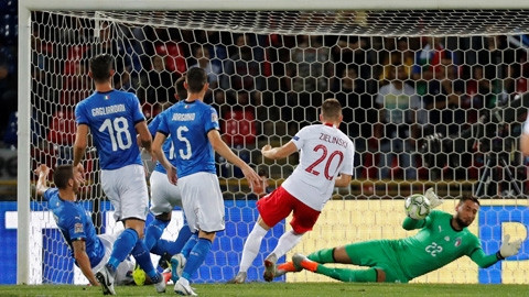 Pha ghi bàn của Zielinski (áo trắng) vào lưới Italia ở gần cuối hiệp 1