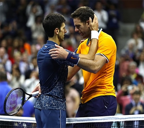 Djokovic an ủi khi bại tướng Del Potro rơi nước mắt vì thất bại. Ảnh: ATP World Tour. 