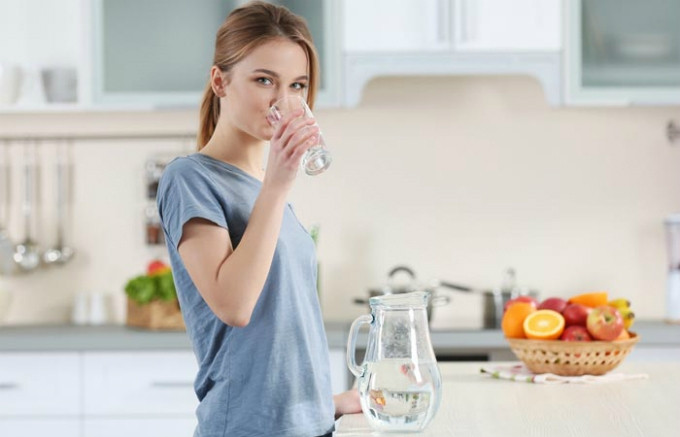 Duy trì thói quen uống đủ nước giúp đảm bảo độ ẩm cho cơ thể cũng như làn da.