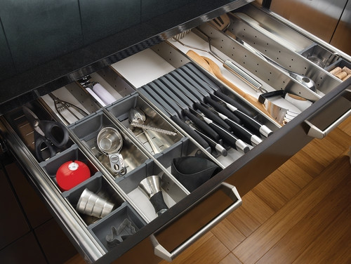 Cho mọi thiết bị gia dụng trong bếp vào từng ngăn nhỏ cho từng loại. Bạn không tốn quá một giây để tìm được thứ mình cần.