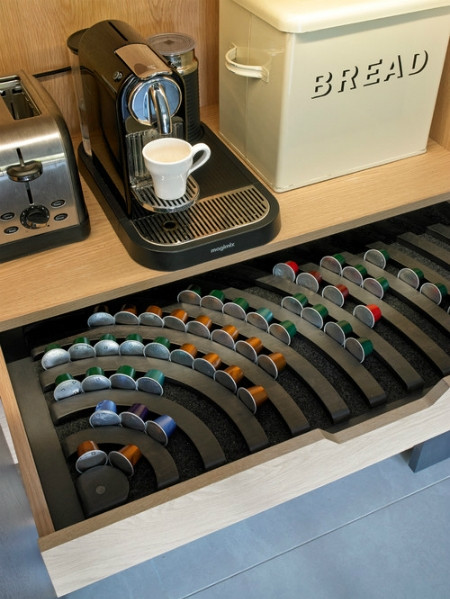 Chiếc ngăn kéo đựng riêng những loại cà phê thuộc các thể loại khác nhau. Bạn có thể áp dụng cho các loại hộp, lọ, đựng gia vị...