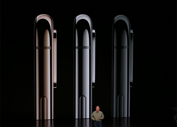 Ba màu sắc của iPhone Xs và Xs Max là vàng, bạc và xám đen. 
