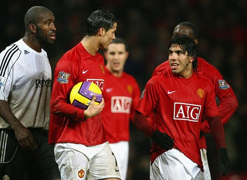 Tevez (phải) chơi bóng cho Man Utd trong hai năm, từ 2007 đến 2009. Khi tiền đạo người Argentina rời Old Trafford, người đồng đội Ronaldo cũng chuyển sang Real Madrid. Ảnh: Reuters.
