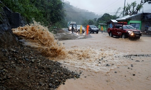 Một đoạn đường bị hư hại do bão Mangkhut trên đảo Luzon, Philippines. Ảnh: Reuters.