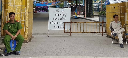 Lực lượng chức năng phong tỏa khu vực công viên nước phục vụ công tác khám nghiệm, điều tra hiện trường. Ảnh: Võ Hải