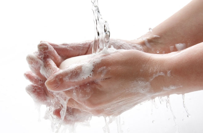 Rửa tay sạch sau mỗi lần nấu nướng, ăn uống và tiếp xúc với nước lũ.