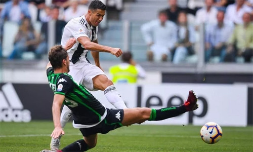 Pha dứt điểm nâng tỷ số lên 2-0 của Ronaldo. Ảnh: AFP.