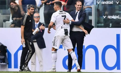 HLV Max Allegri chia vui cùng Ronaldo sau khi chân sút này ghi bàn. Ảnh: AFP.