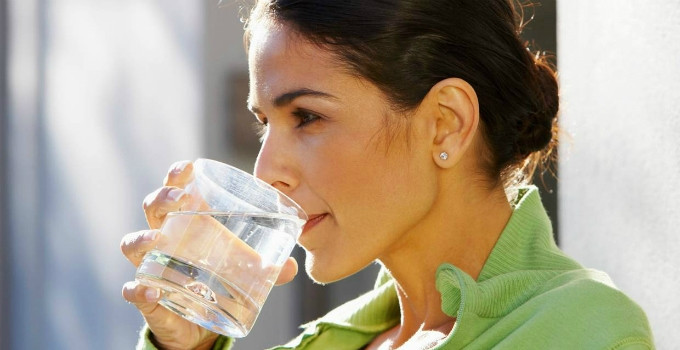 Khi bạn uống đủ nước, hệ bài tiết hoạt động hiệu quả sẽ đào thải các chất thừa và độc tố ra khỏi cơ thể.