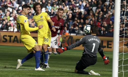 Pha dùng mặt cứu thua của thủ môn Fabianski trước tiền đạo Morata bên phía Chelsea. Ảnh: AP.