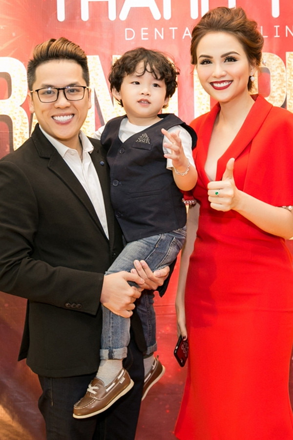 Gia đình Hoa hậu Diễm Hương tại một sự kiện hồi tháng 12/2017.