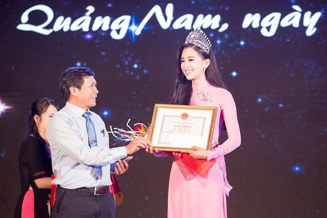 Hoa hậu Trần Tiểu Vy được người dân vây kín xin chữ kí - ảnh 1