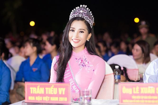 Hoa hậu Trần Tiểu Vy được người dân vây kín xin chữ kí - ảnh 2