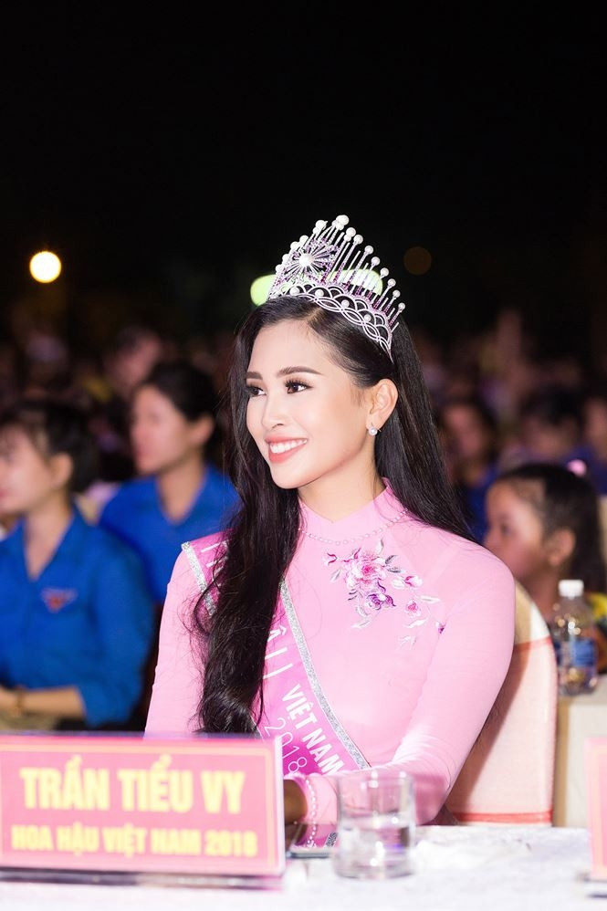 Hoa hậu Trần Tiểu Vy được người dân vây kín xin chữ kí - ảnh 3