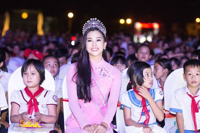 Hoa hậu Trần Tiểu Vy được người dân vây kín xin chữ kí - ảnh 5