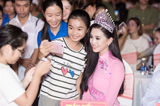 Hoa hậu Trần Tiểu Vy được người dân vây kín xin chữ kí - ảnh 6