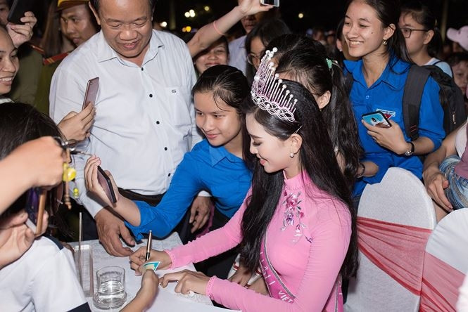 Hoa hậu Trần Tiểu Vy được người dân vây kín xin chữ kí - ảnh 7