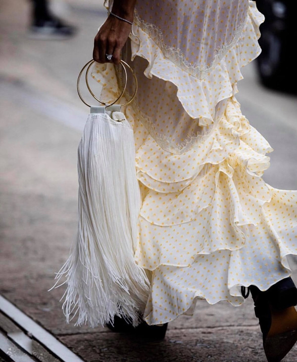 Sợi cotton được đan thủ công để mang tới các kiểu túi tôn vẻ nữ tính nhưng không kém phần phá cách cho phái đẹp.