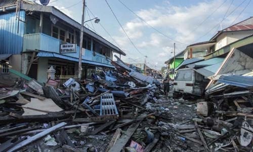 Đống đổ nát tại thị trấn Donggala, tỉnh Sulawesi, Indonesia sau khi động đất và sóng thần tấn công hôm 28/9. Ảnh: Reuters.