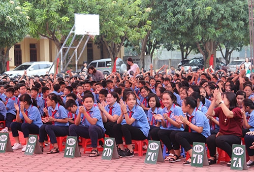 Học sinh trường THCS Đặng Thai Mai (TP Vinh) dự lễ phát động cuộc thi. Ảnh: Nguyễn Hải.