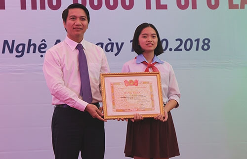 Em Nguyễn Thị Bạc Dương nhận phần thưởng tại buổi lễ. Ảnh: Nguyễn Hải.