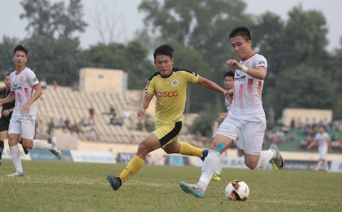 Các cầu thủ trẻ Hà Nội B (áo vàng) khiến đội Nam Định chống đỡ rất vất vả - Ảnh: Phan Tùng