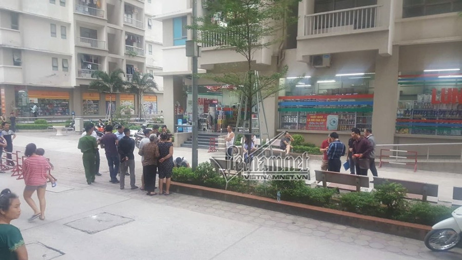 Truy tìm kẻ rút súng bắn vợ giữa chung cư ở Hà Nội