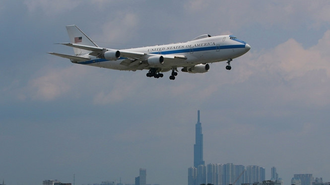 Chiếc Boeing E-4B chở bộ trưởng quốc phòng Mỹ chuẩn bị hạ cánh xuống sân bay Tân Sơn Nhất /// Đậu Tiến Đạt