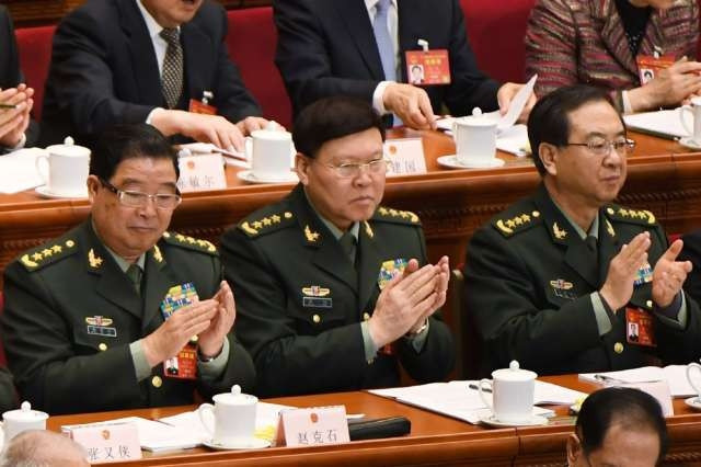 Trung Quốc khai trừ đảng, tước quân hàm hai tướng quân đội - Ảnh 1.