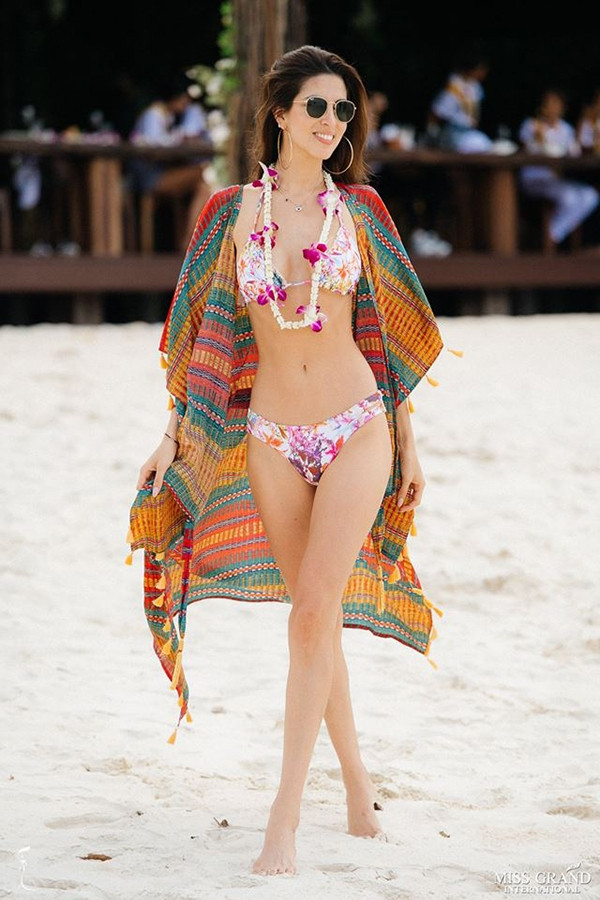 María José Lora - người đẹp Peru đăng quang Miss Grand International 2017 - thả dáng gợi cảm với bikini nhỏ xíu trong chuyến thăm đảo Pyinsa hôm 19/10.