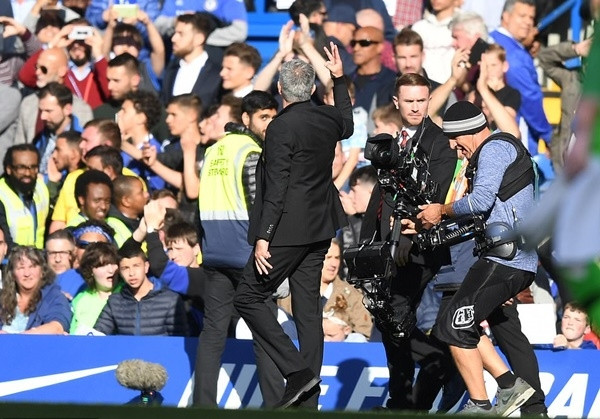 Mourinho giơ ba ngón tay hướng về đám đông CĐV Chelsea khi hết trận, ám chỉ ông từng ba lần vô địch Ngoại hạng Anh tại Stamford Bridge. Ảnh: DM.