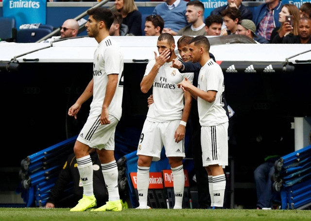 Benzema và Bale được tung vào sân trong hiệp 2