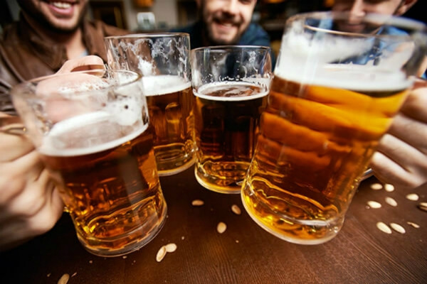 Uống bia rượu quá mức an toàn cũng có nguy cơ cao mắc bệnh mất trí nhớ. Ảnh: TV