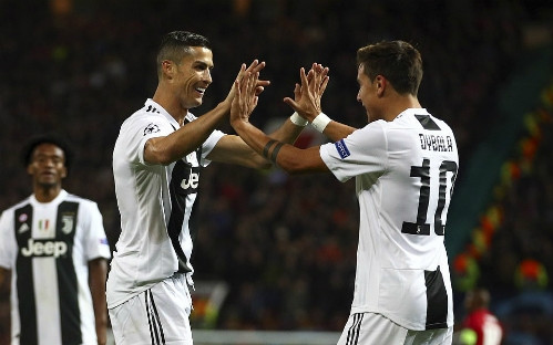 Dybala chia vui với Ronaldo sau bàn mở tỷ số. Ảnh: AP.