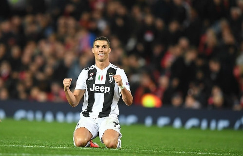 Ronaldo ngồi xuống sân mừng chiến thắng sau khi trọng tài thổi còi hết giờ. Ảnh: DM.