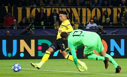 Tài năng trẻ sáng giá của Dortmund, Sancho nâng tỷ số lên 3-0 bằng pha đệm bóng cận thành. Ảnh: Reuters.