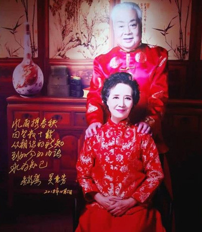 Hôm 24/10, Lục Tiểu Linh Đồng chia sẻ một số bức ảnh của Chu Long Quảng trên trang cá nhân, mừng thọ ông 80 tuổi.
