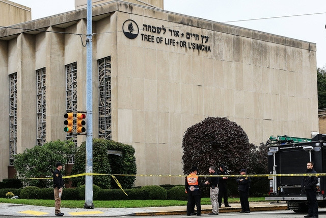 11 người chết trong vụ nổ súng vào đền người Do Thái tại Mỹ - Ảnh 1.