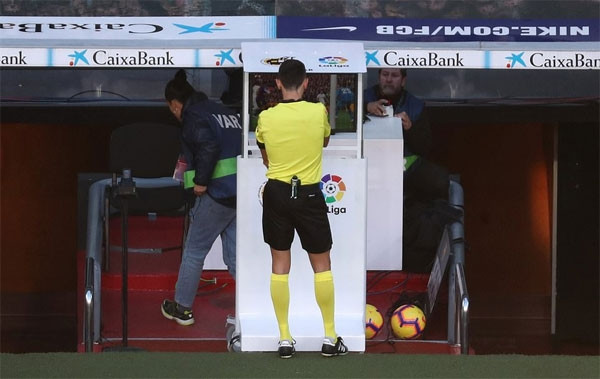 Trọng tài dùng VAR mới quyết định cho Barca hưởng phạt đền.