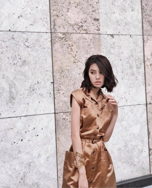 Nâu ánh đồng là tông màu nổi bật ở xu hướng thời trang thu đông 2018, Jolie Nguyễn cũng nhanh nhạy trong việc cập nhật trào lưu thịnh hành. Ngoài trang phục bắt mắt, người đẹp còn chọn phụ kiện ton-sur-ton để phối đồ.