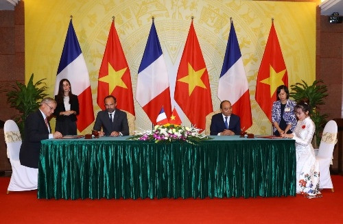 Bà Nguyễn Thị Phương Thảo (ngoài cùng bên phải) cùng đại diện Airbus ký kết hợp đồng mua