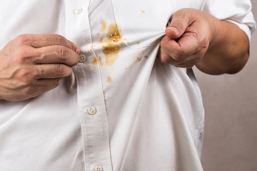 Vết dầu mỡ bám trên quần áo là vết bẩn hay gặp phải. Ảnh: Shutterstock.
