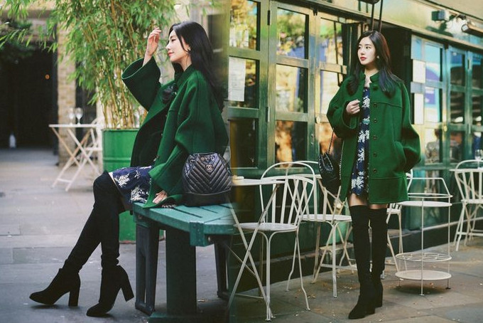 Phối váy mùa thu cùng các kiểu áo ấm và bốt da cao cổ là công thức được các tín đồ thời trang Hàn Quốc yêu thích. Nếu khéo mix tỉ  lệ váy và phụ kiện phù hợp thì bạn gái sẽ tôn chiều cao một cách đáng kể.
