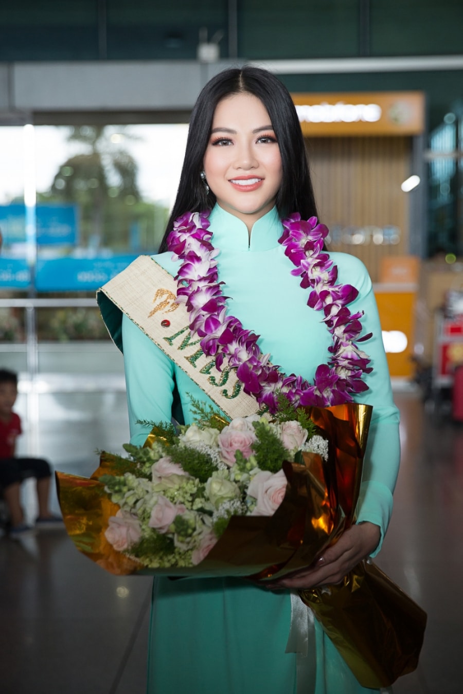 Hoa hau Trai dat 2018 Phuong Khanh gian di voi ao dai xuat hien tai san bay Tan Son Nhat hinh anh 3