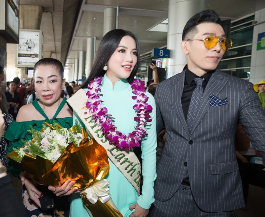 Hoa hau Trai dat 2018 Phuong Khanh gian di voi ao dai xuat hien tai san bay Tan Son Nhat hinh anh 6
