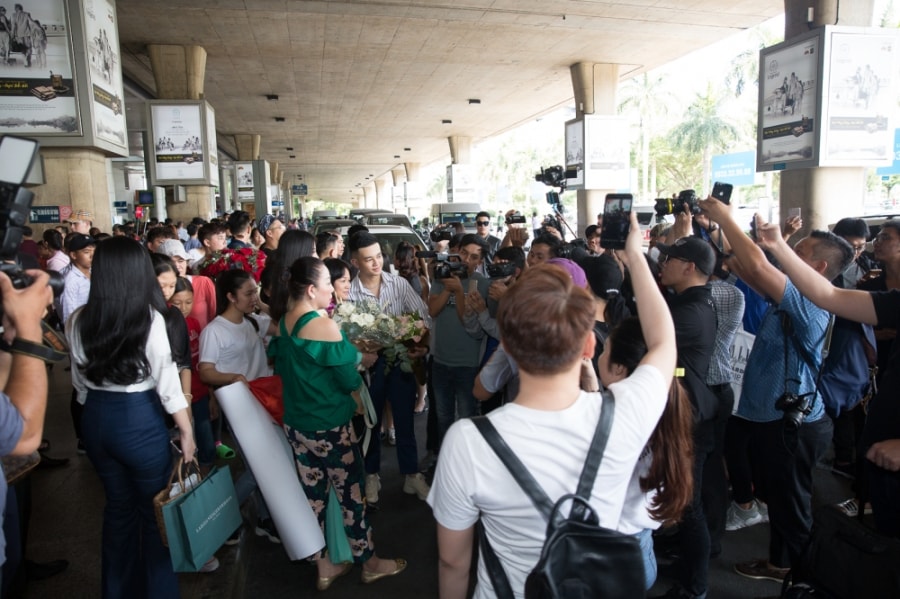 Hoa hau Trai dat 2018 Phuong Khanh gian di voi ao dai xuat hien tai san bay Tan Son Nhat hinh anh 7